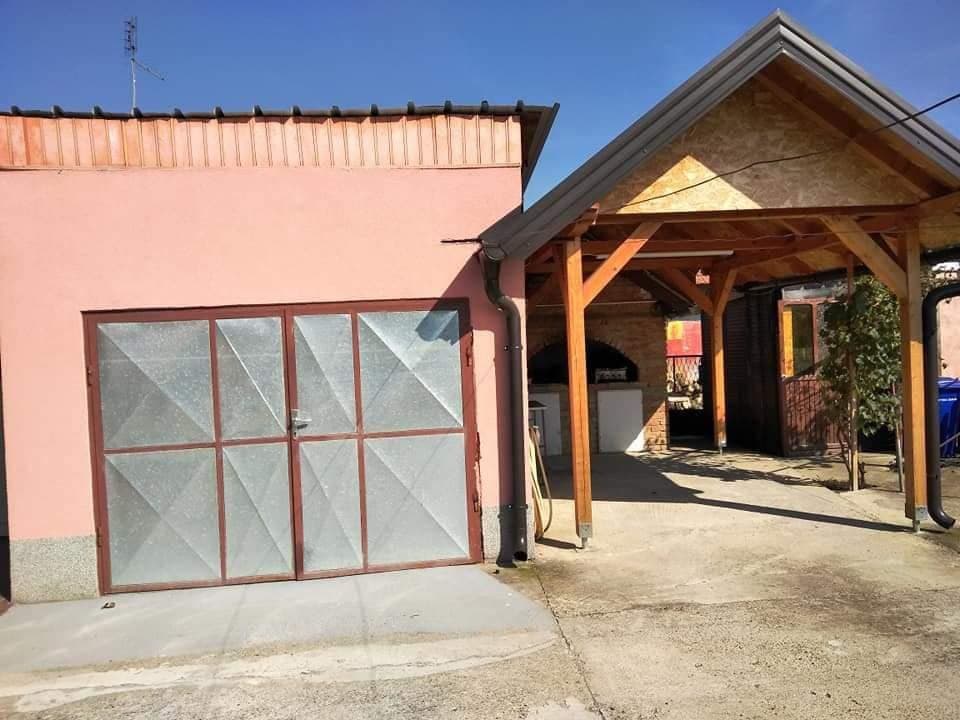 Blick auf das Carport und Garage