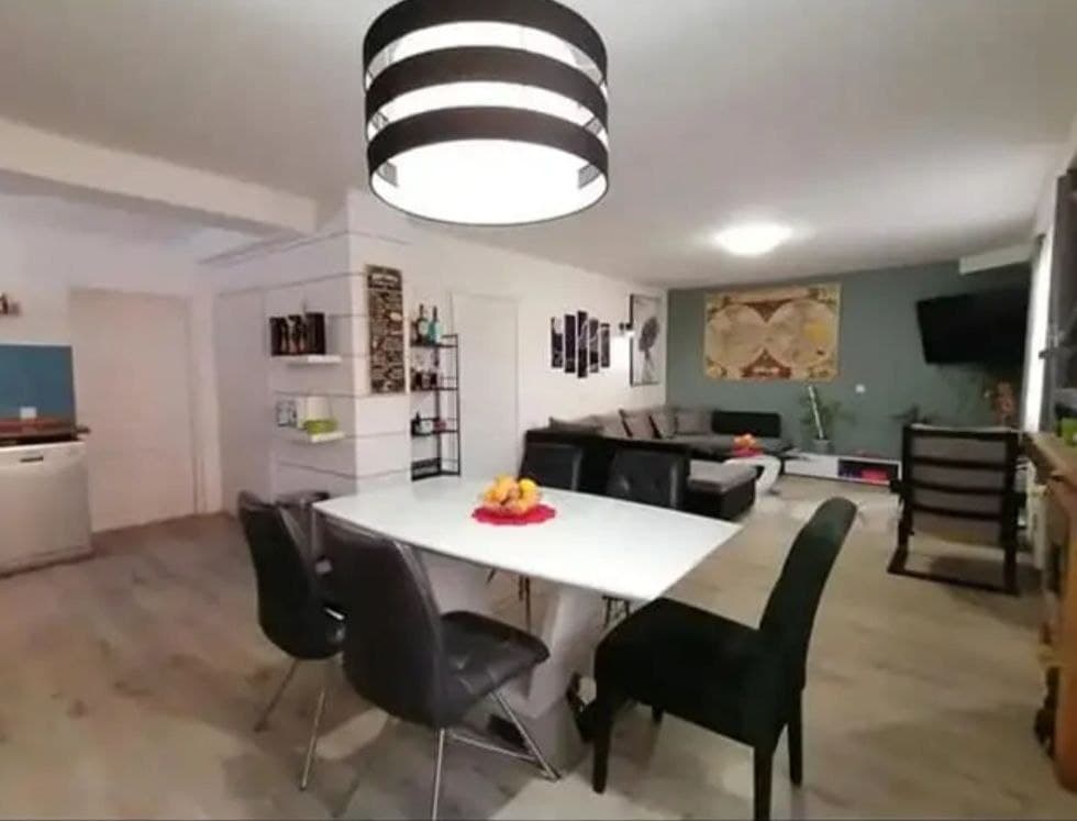 Blick auf den Essbereich mit angrenzender Küche und Wohnbereich