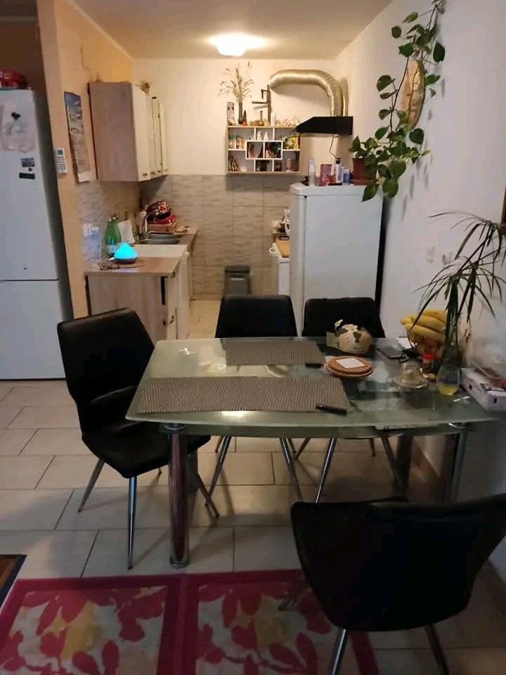 Blick auf den Ess- und Kochbereich der Wohnung