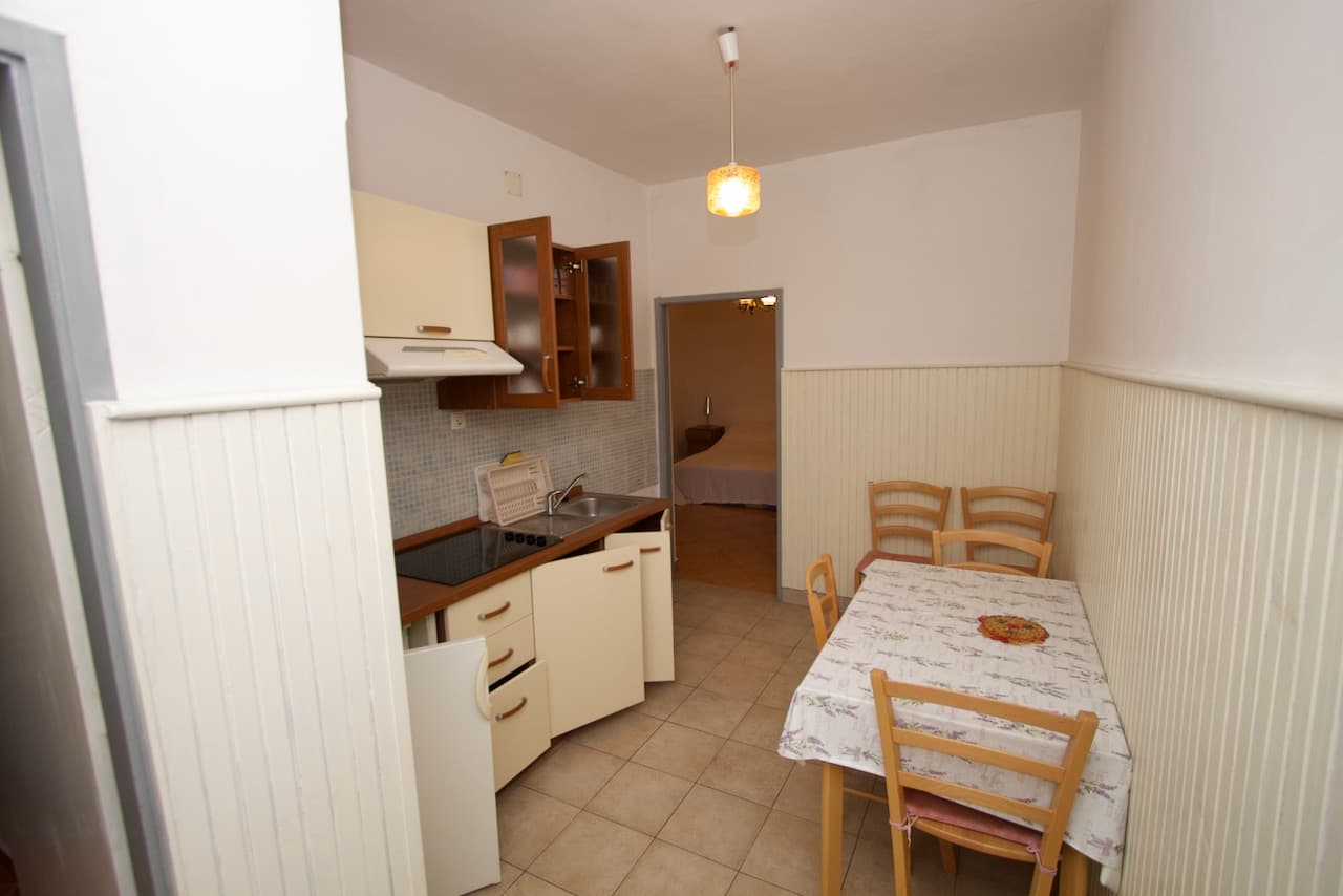 Blick auf den Koch- und Essbereich