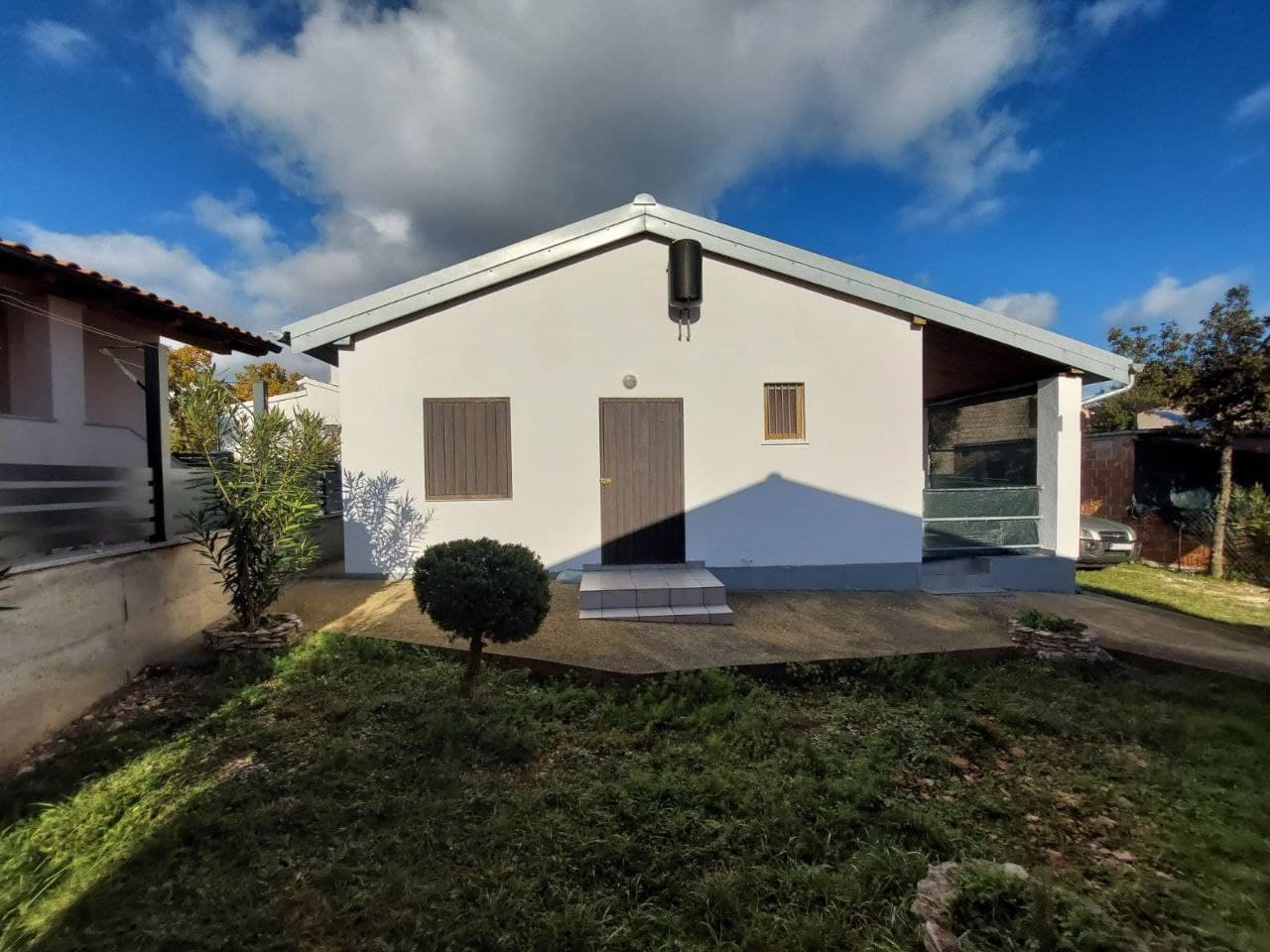 Blick auf das Haus mit Grundstück