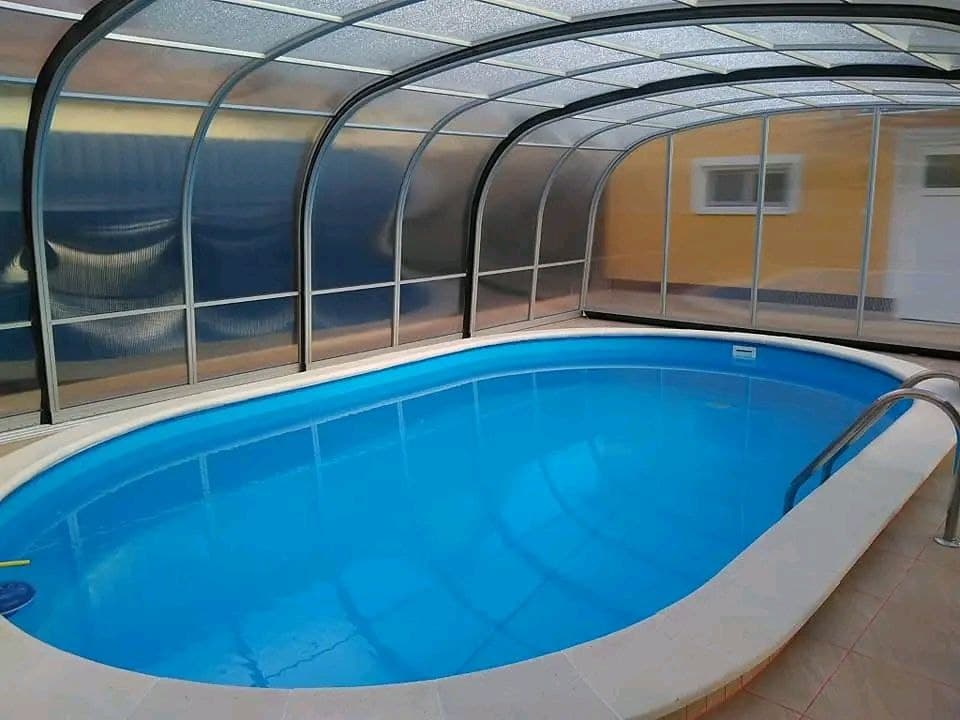 Blick auf den überdachten Pool