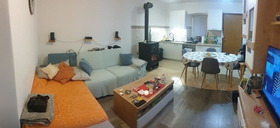 Blick auf das Wohnzimmer mit Essbereich