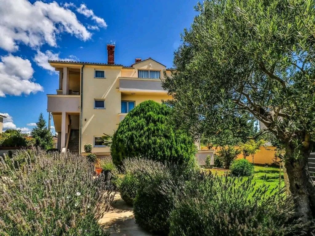 Blick vom Grundstück auf das Haus